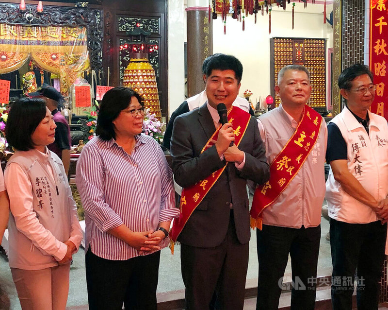 嘉義褒忠義民廟11日舉行義民爺千秋祭祀大典,客委會副主任委員邱星崴(右3)出席表示,義民爺信仰不只侷限於台灣,各地持續傳承客家人的忠義精神。中央社記者黃國芳攝 114年9月11日