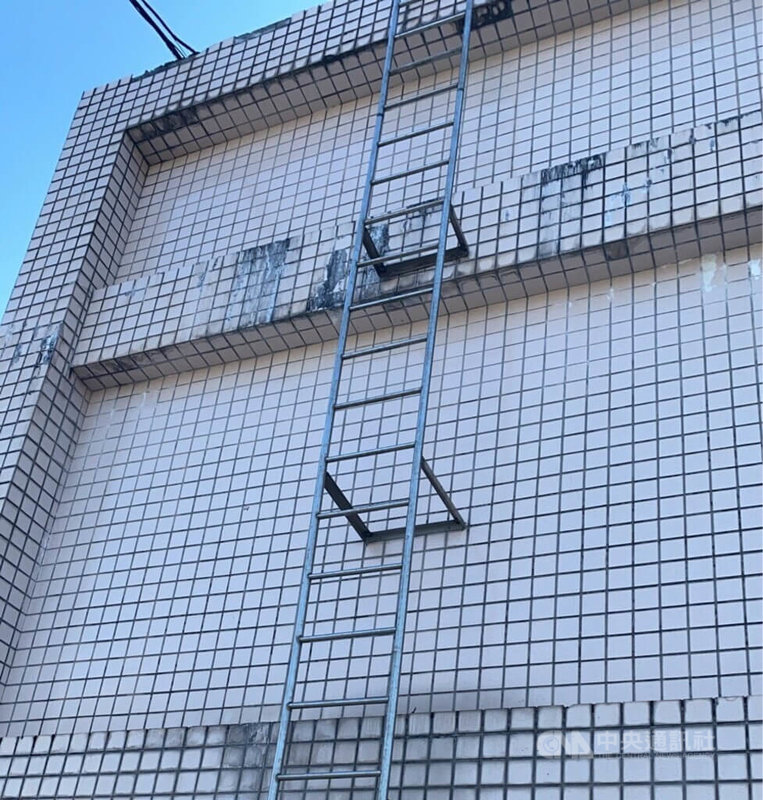 台北市警察局文山第一分局獲報轄區內有住戶反映水質多日出現異味，經通知水塔廠商到場後，發現有人躺臥在頂樓水塔內且已無生命跡象。警方初查疑為意外，但詳細案發原因及死者身分都還有待調查。（翻攝照片）中央社記者劉建邦傳真  114年9月11日