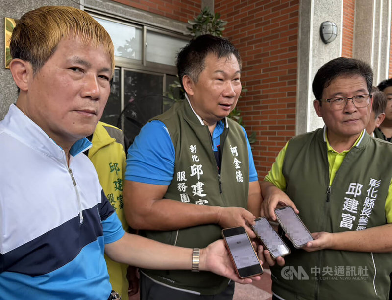 爭取下屆民進黨彰化縣長提名的前彰化市長邱建富（右）12日到縣警局報案，指控接獲將他排除在外的假民調電話，懷疑有人意圖影響選舉。中央社記者鄭維真攝　114年9月12日