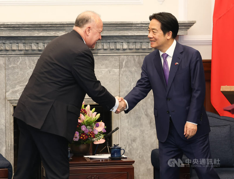 總統賴清德(右)12日在總統府接受巴拉圭共和國新任駐台特命全權大使費拉迪加(Darío Filártiga Ruiz Díaz,另譯傅達耀)(左)呈遞到任國書,兩人握手致意。中央社記者謝佳璋攝 114年9月12日