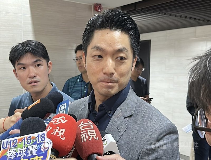 2025台北上海城市論壇輪到上海方舉辦，傳出台北市長蔣萬安將在25日率團出訪上海3天參與，蔣萬安（中）12日被媒體堵訪問及此事，未直接證實，僅表示已送件給中央審查。中央社記者陳昱婷攝　114年9月12日