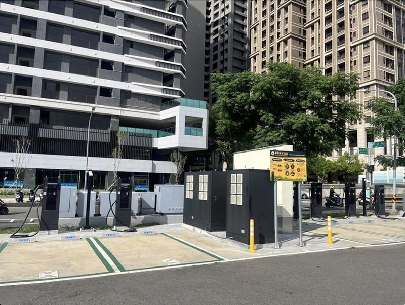 為滿足電動車充電需求,交通部積極推動各縣市加速建置公共充電設施,截至今年7月底,全國公共充電樁總數已逾1.2萬槍。(交通部提供)中央社記者黃巧雯傳真 114年9月12日