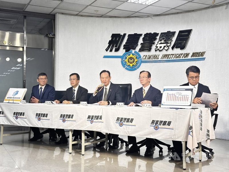 刑事局12日召開「詐團濫用政府普發現金1萬元施詐」記者會，局長周幼偉（中）說，將組成專案小組打擊詐騙。中央社記者劉建邦攝　114年9月12日