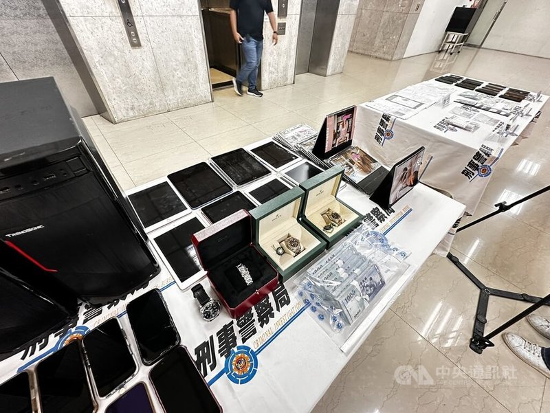 蘇姓男子開設傳藝公司及工作室,找女網紅在交友軟體搭訕男網友,涉嫌以愛情詐騙誘拐被害人。刑事局日前發動搜索並查獲現金等證物,逮捕蘇男及16名女網紅共48人,警詢後依法送辦。中央社記者劉建邦攝 114年9月12日