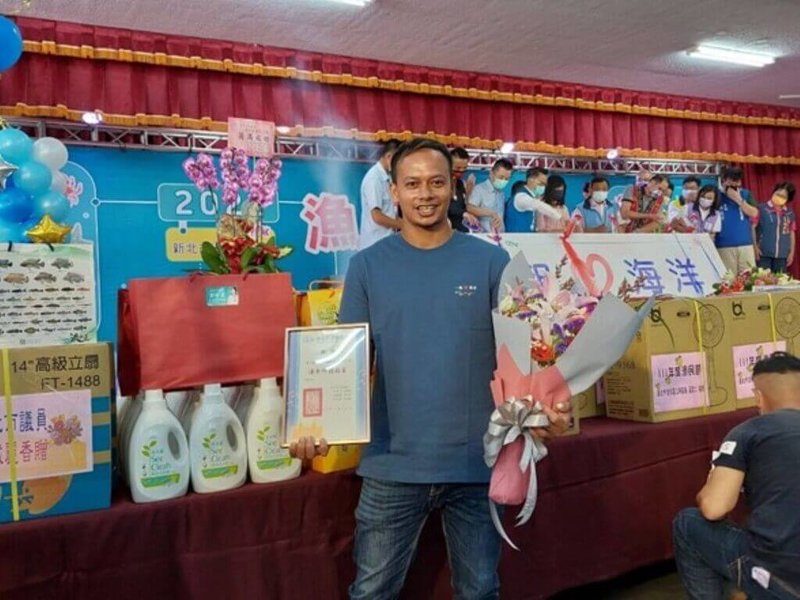 全國漁會12日首度表揚「模範外籍船員」。來自印尼的阿龍,24歲起在淡水第2漁港「群福7號」漁船工作,至今13餘年,獲船長的認可,受二等輪機長訓練後便取得永久居留證,在台灣結婚生子,並投入社群服務,成立並經營印尼同鄉會與數位通訊群組,整合醫療陪伴、急難救助與生活關懷,同時擔任外籍漁船員班長與口譯宣講志工,111年曾獲淡水區漁會頒發優秀外籍船員獎。(漁業署提供)中央社記者汪淑芬傳真 114年9月12日