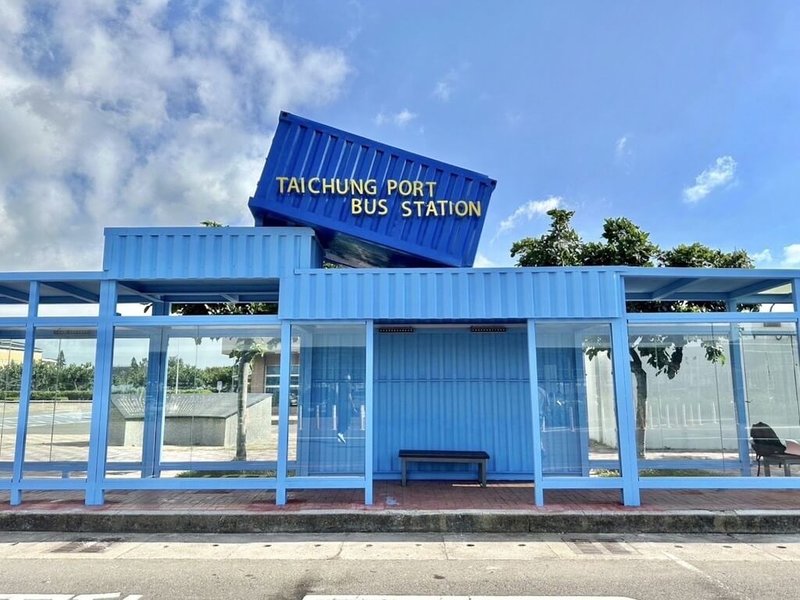 台中市政府打造特色候車亭,台中港旅客服務中心前由孔雀藍貨櫃打造,十分吸睛。(中市府提供)中央社記者趙麗妍傳真 114年9月12日