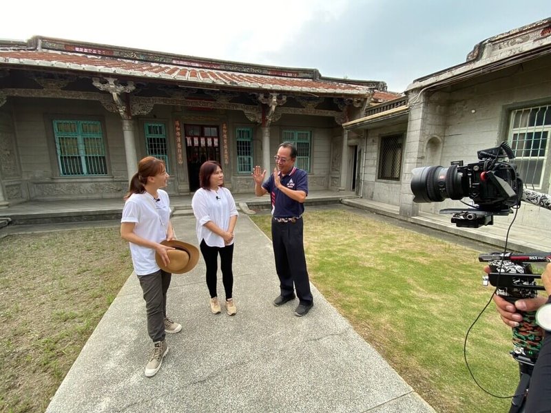 公視台語台文學外景節目「文學跳曼波」主持人范宸菲（左），跟隨作家林剪雲（中）深入屏東萬丹，走讀小說「叛之三部曲」的原鄉，節目將於16日播出。（公視台語台提供）中央社記者邱祖胤傳真　114年9月12日