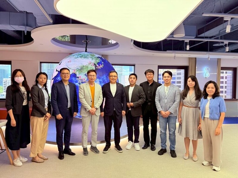 台灣連鎖加盟促進協會12日表示，協會近期接連前往日本大阪、澳洲墨爾本進行商務考察與展覽交流，日前協會幹部拜會貿協董事長黃志芳（左四），針對台灣品牌國際化與支持青年創業等議題交流討論。（台灣連鎖加盟促進協會提供）中央社記者何秀玲傳真  114年9月12日