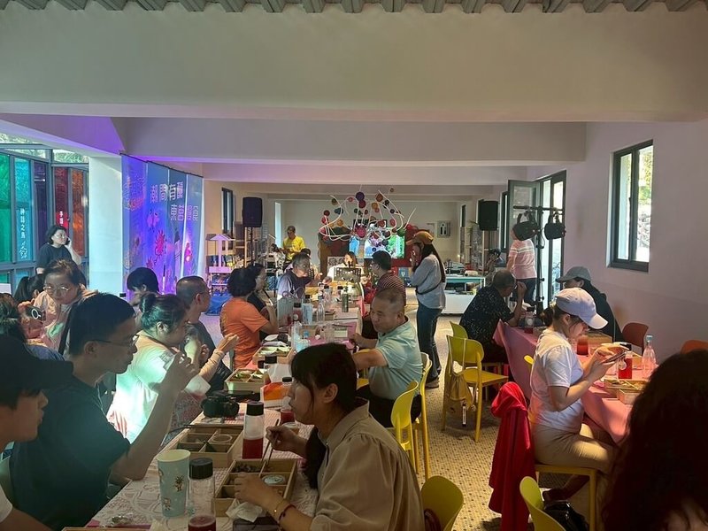 莒光地區在地農業展售中心12日開幕,連江縣政府產業發展處也舉辦「潮間有釀.東莒慢食」餐桌活動,將莒光特產的洛神花、老酒、地瓜等食材,透過創意手法變身成料理。(連江縣政府產業發展處提供)中央社記者潘欣彤傳真 114年9月12日