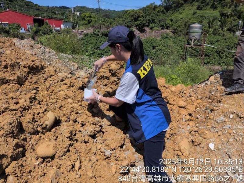高雄市環保局12日巡查發現大樹區一處農地遭2名地主非法堆置營建混合物，違規堆置土方面積約0.2公頃，已違反廢棄物清理法，將依法分別裁處最重新台幣300萬元，共計600萬元罰鍰。（高市環保局提供）中央社記者洪學廣傳真　114年9月12日