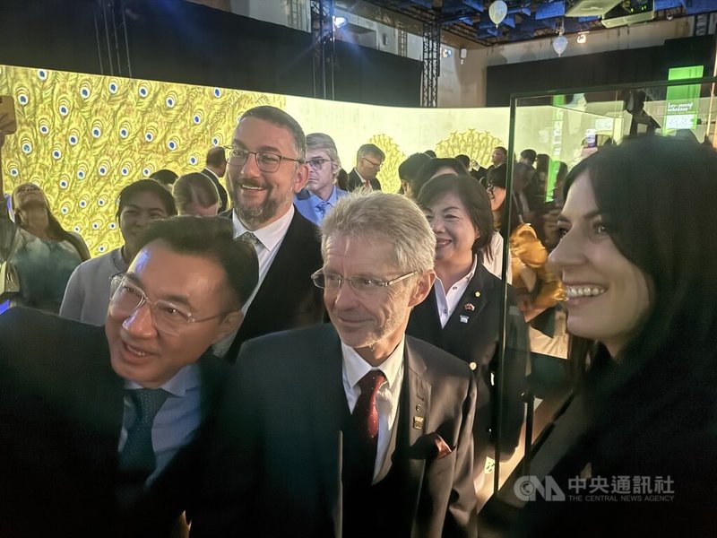「故宮文物百選及其故事」特展11日在捷克國家博物館盛大揭幕。立法院副院長江啟臣(前左)、捷克參議長維特齊(前中)與眾議長艾達莫娃(前右)和人氣國寶「翠玉白菜」自拍合影。中央社記者劉郁葶布拉格攝 114年9月12日
