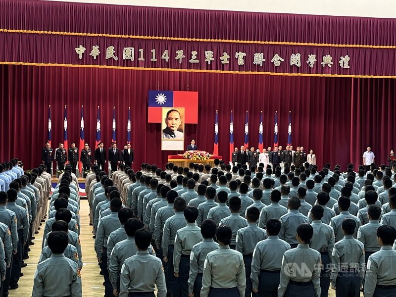 總統賴清德（後中）12日上午至陸軍專科學校出席「114年三軍士官聯合開學典禮」，致詞時再提「和平四大支柱」行動方案，強調台海和平穩定是世界安全與繁榮的必要元素。中央社記者葉臻攝　114年9月12日