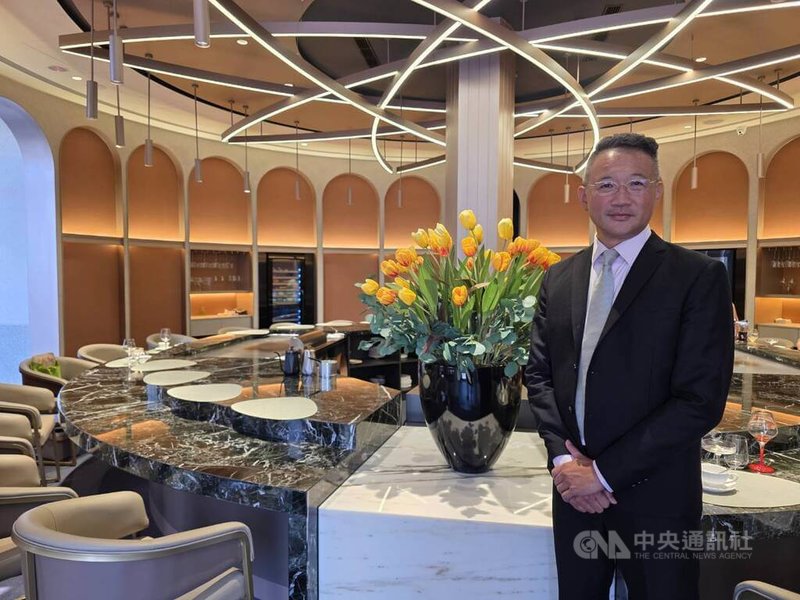 關稅與匯率變動難料，台灣餐飲內需市場轉趨保守，金字塔頂端的高價餐飲市場首當其衝，「餐飲老兵」林國威嘗試創業，在台中開出鐵板燒餐廳首店，嘗試以小規模、預約制回應市場變化。中央社記者江明晏攝  114年9月12日