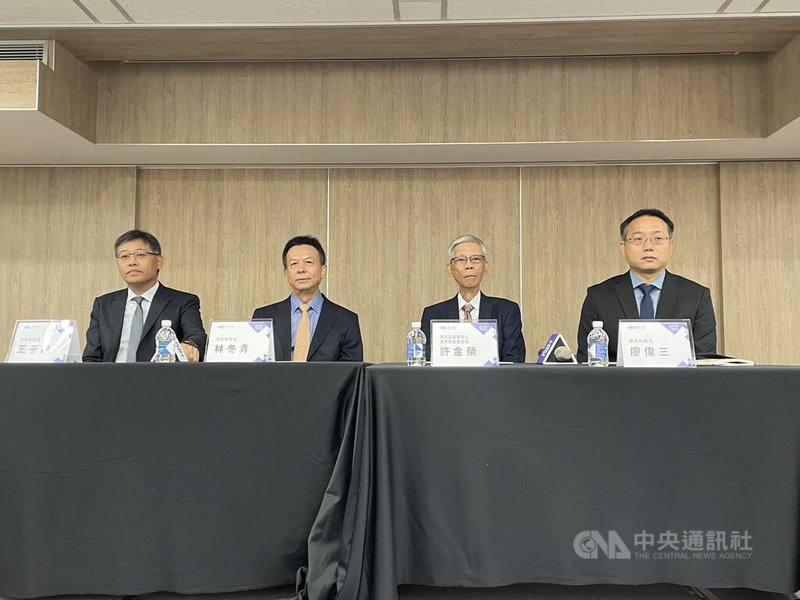 晶圓測試供應商漢民測試系統12日舉行媒體交流會，規劃17日登錄興櫃，搶攻人工智慧（AI）晶圓先進測試商機。圖為漢民科技副董事長暨漢測榮譽董事長許金榮（右2）、漢測董事長林冬青（左2）及漢測總經理王子建（左1）。中央社記者鍾榮峰攝　114年9月12日