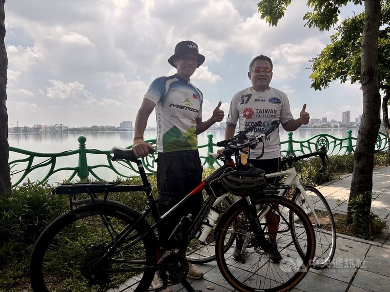 單車好手陳峻永(左)環球計畫開始至今近10年。4日受駐越南代表劉世忠(右)之邀,共同騎行環繞河內最大湖泊西湖,並與台商分享見聞。中央社記者曾婷瑄河內攝 114年9月12日