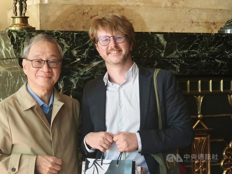文化部長李遠（左）與中歐最大人權影展「One World國際人權影展」節目總監波什圖爾卡（Tomáš_Poštulka）（右）會晤，雙方都希望能展開更多交流與合作。中央社記者趙靜瑜攝  114年9月12日