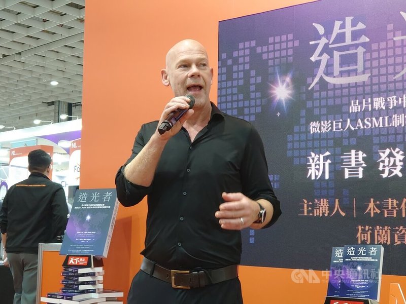 荷蘭新鹿特丹報財經記者與科技專欄作家馬克．海因克追蹤報導艾司摩爾（ASML）發展10幾年，寫下ASML的成長故事「造光者」。他12日在新書發表記者會表示，若限制ASML在中國供應，將會帶來更多競爭。中央社記者張建中攝　114年9月12日