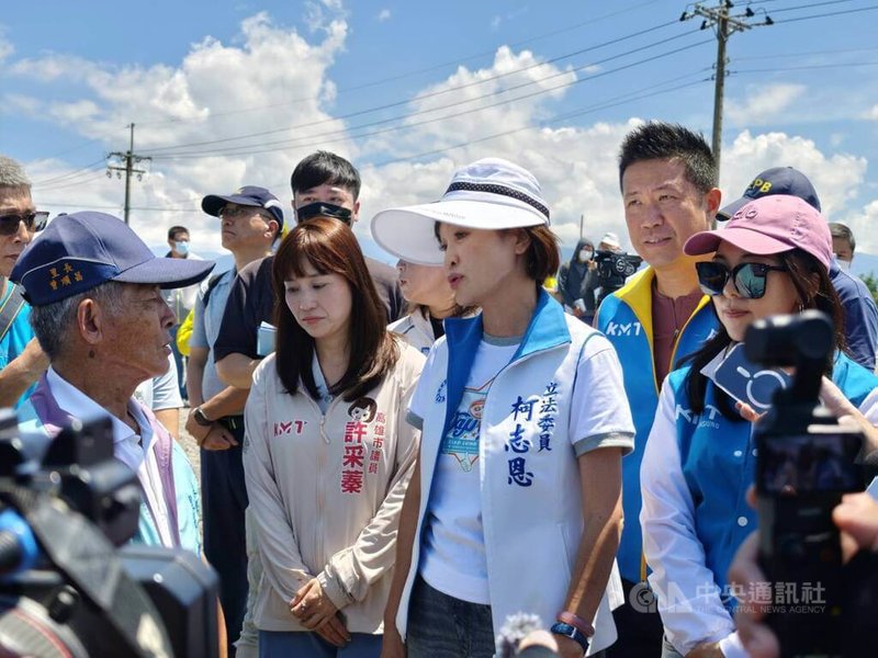 國民黨立委柯志恩（前右2）12日邀集中央、地方相關單位，至美濃區吉洋農地會勘盜採、濫倒情況。柯志恩強調，當地居民相當憂心土地、水質遭破壞，將調閱過去5年美濃水質檢測數據。中央社記者林巧璉攝  114年9月12日
