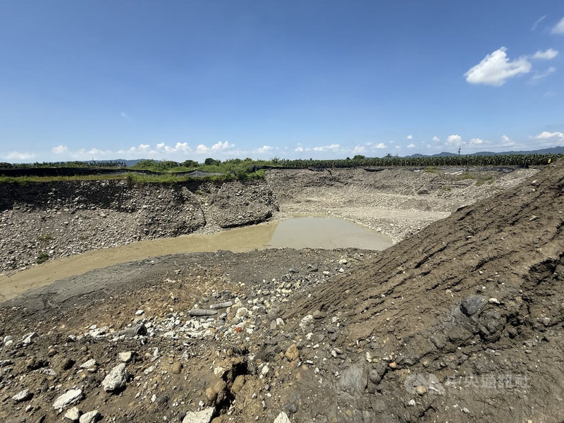 高雄市美濃區農地遭不法盜採土石及回填廢棄物,市長陳其邁表示,所有案件依法嚴查嚴辦,透過跨局處聯合稽查方式,展開大規模掃蕩。圖為現場留下的巨大坑洞。中央社記者董俊志攝 114年9月12日