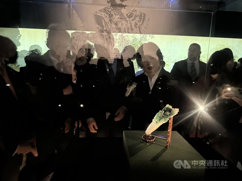 被譽為「人氣國寶」的翠玉白菜,睽違11年再次踏出國門,首次來到歐洲,9月11日在捷克國家博物館亮相。中央社記者劉郁葶布拉格攝 114年9月12日