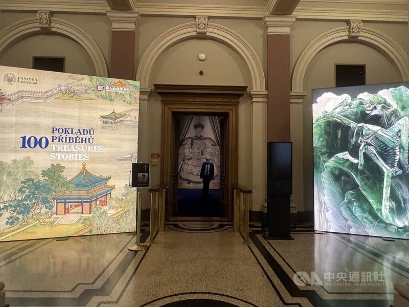 「故宮文物百選及其故事」特展11日在捷克國家博物館盛大開幕，特展入口設計吸睛。中央社記者劉郁葶布拉格攝　114年9月12日