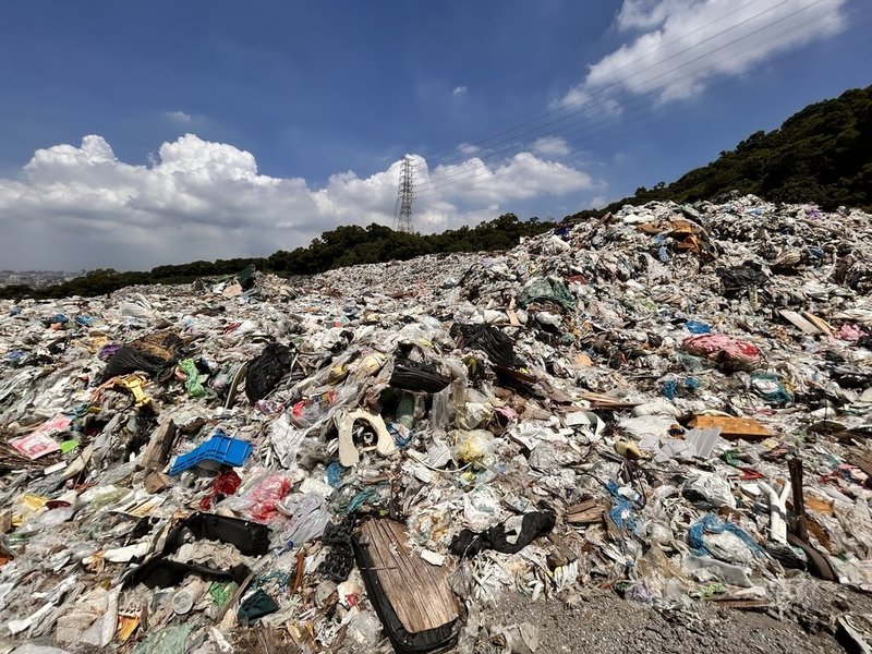 台中大里掩埋場垃圾暫置量逾34萬噸，民進黨台中市議會黨團12日前往會勘，憂心垃圾問題已成市民生活負擔。中央社記者趙麗妍攝　114年9月12日