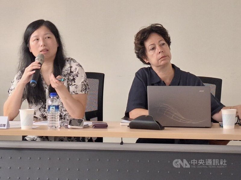 麗豐12日舉辦法說會，資深經理周怡均（左）指出，旗下美容品牌克麗緹娜，在中國景氣尚未復甦下，截至今年8月底仍有4309家連鎖加盟店，今年全年希望持續維持逾4000店水準。中央社記者何秀玲攝 114年9月12日