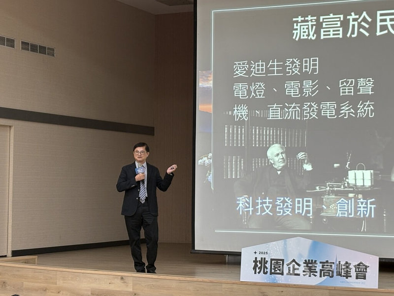 代工廠和碩董事長童子賢12日出席桃園企業高峰會接受媒體採訪，談到下半年景氣表示，7月和8月零組件產業拉貨表現不錯，代表成品訂單的增加，相信下半年會比預期更好。中央社記者吳家豪攝 114年9月12日