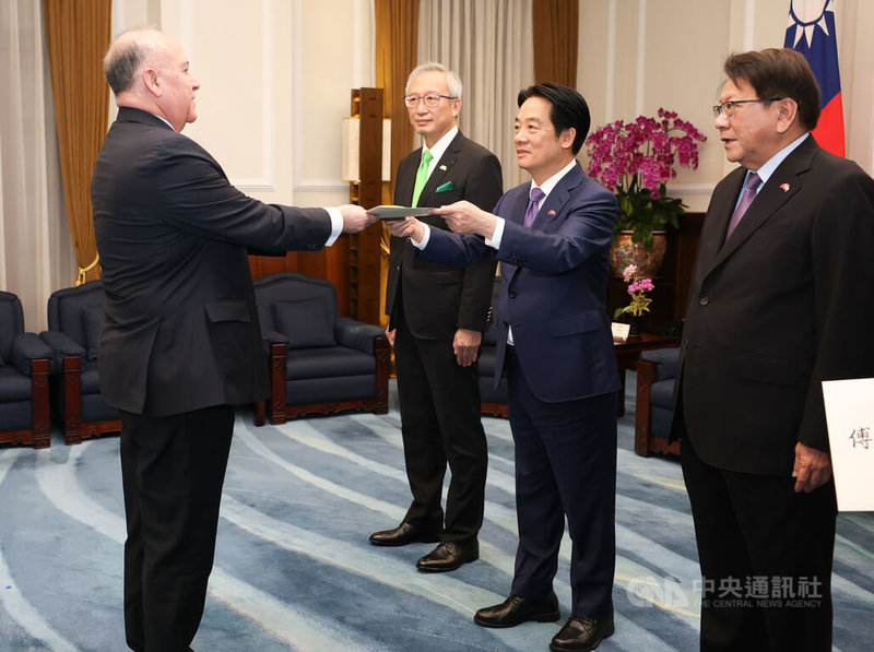 總統賴清德（右2）12日在總統府接受巴拉圭共和國新任駐台特命全權大使費拉迪加（Darío  Filártiga Ruiz Díaz，另譯：傅達耀）（左）呈遞到任國書，總統府祕書長潘孟安（右1）、外交部次長吳志中（右3） 在場觀禮。中央社記者謝佳璋攝  114年9月12日