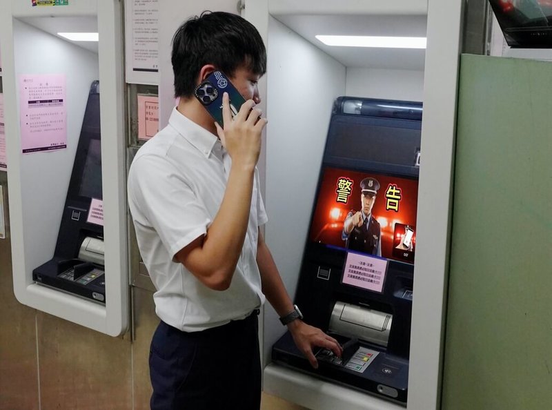 台南市政府繼5月試辦「口罩ATM」阻詐後，再研發出「ATM提款防詐警示系統」，協助降低民眾受騙風險。（台南市政府提供）中央社記者張榮祥台南傳真　114年9月12日