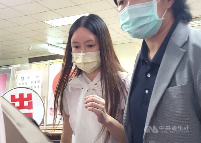 民進黨台北市議員陳怡君（左）涉貪案，台灣高等法院12日自為裁定陳怡君以新台幣100萬元交保，需攜帶個案手機定時自拍線上報到。陳怡君下午辦保完成後離開高院。中央社記者謝幸恩攝  114年9月12日