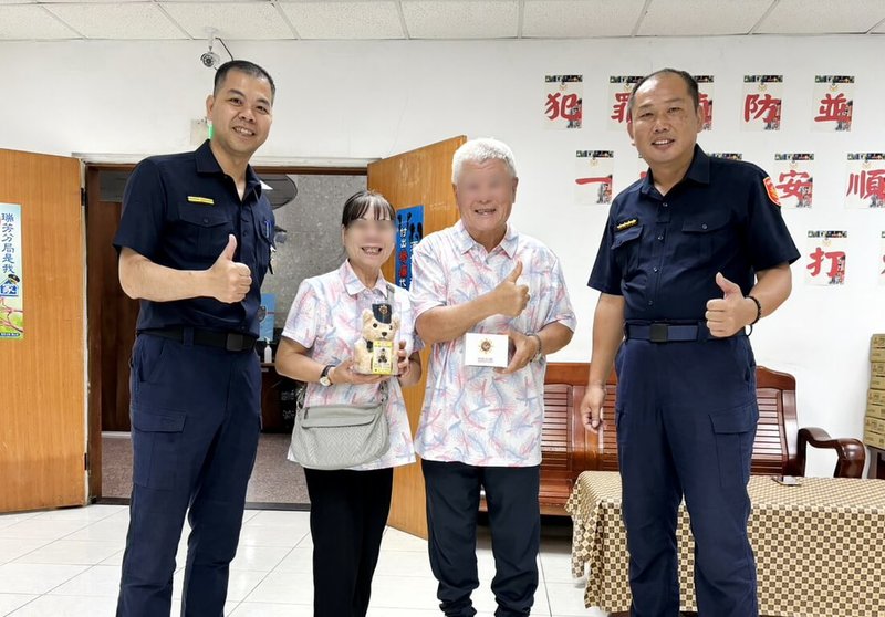 新北市胡姓民眾（右2）日前接獲自稱民政局人員的詐騙電話，所幸其妻（左2）憶起警方宣導內容，成功識詐免於遭騙，夫婦2人特別前往瑞芳警分局致謝。（警方提供）中央社記者黃旭昇新北市傳真　114年9月12日