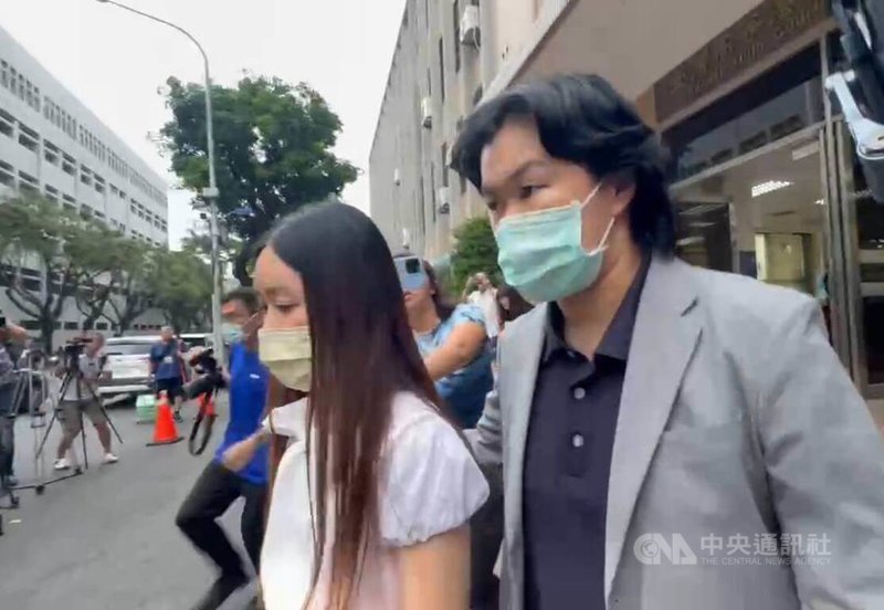 民進黨台北市議員陳怡君(右2)涉貪案,高院12日自為裁定陳怡君與辦公室主任張惠霖(右)具保停押,需帶個案手機定時自拍線上報到。2人下午一同離開高院,全程不發一語。中央社記者謝幸恩攝 114年9月12日