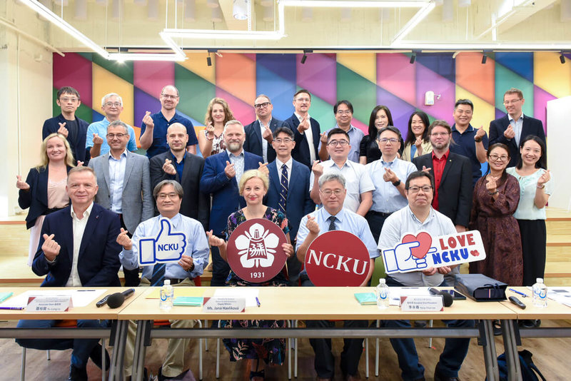 捷克科學研究與創新部次長哈利科娃（Jana Havlíková）（前中）12日率捷克投資局等參訪國立成功大學，聚焦半導體研究與產學合作經驗。（成功大學提供）中央社記者張榮祥台南傳真　114年9月12日