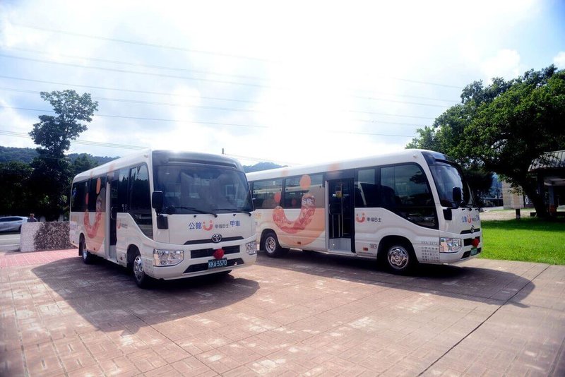苗栗縣公館鄉「幸福巴士」12日正式通車，目前規劃2條路線為原社區巴士路線，每天12班次往返，採隨招隨停方式，持續服務路線地區民眾。（苗栗縣政府提供）中央社記者魯鋼駿傳真　114年9月12日