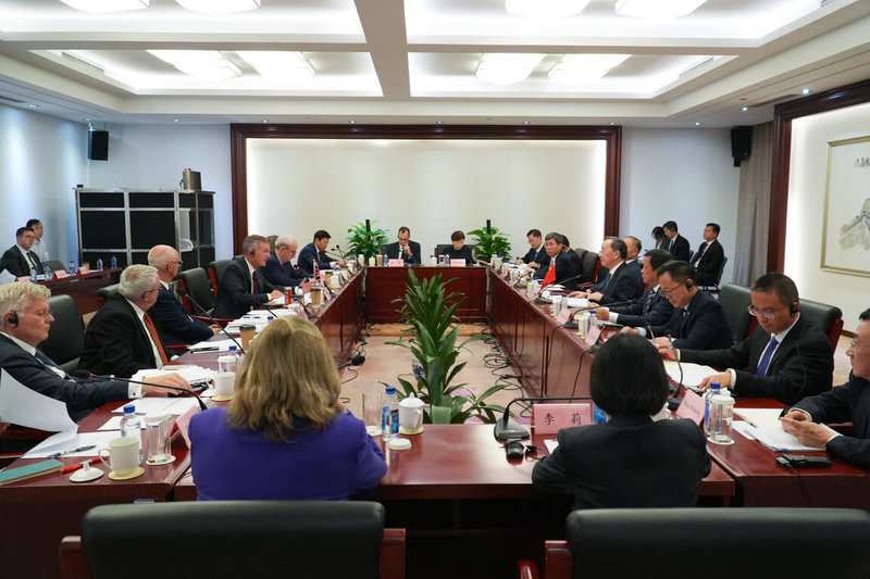 英國新任商業暨貿易大臣凱爾10日在北京與中國商務部部長王文濤共同主持近7年來首場英中聯合經濟貿易委員會（JETCO）會議。（英國商業暨貿易部提供）中央社記者陳韻聿倫敦傳真  114年9月12日