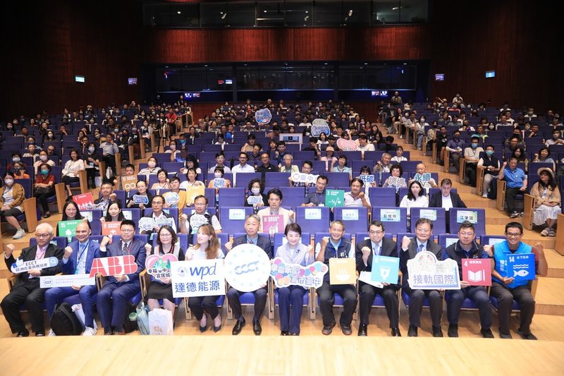 台中市政府12日攜手歐洲在台商務協會舉辦論壇活動，討論如何邁向淨零與氣候調適之路，邀請企業代表與會分享永續及城市治理等議題，台中市長盧秀燕（前右6）出席。（台中市政府提供）中央社記者郝雪卿傳真  114年9月12日
