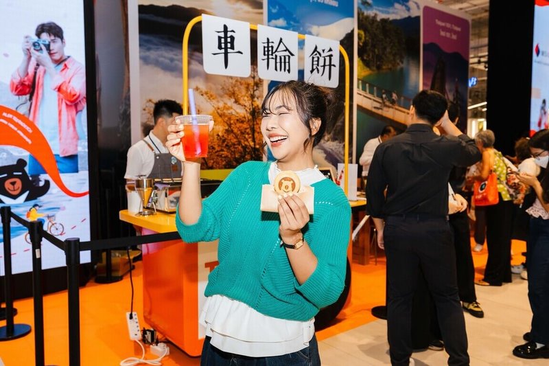 參觀台灣旅展的泰國民眾品嚐台灣美食車輪餅。(觀光署駐曼谷辦事處提供)中央社 114年9月12日