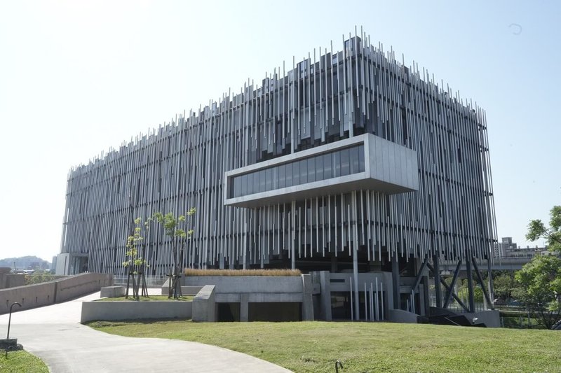新北市美術館由知名建築師姚仁喜團隊設計，外觀以高低錯落的鋁管，呈現蘆葦叢隨風搖曳的律動感，近日獲得芝加哥雅典娜「國際建築獎」肯定。（新北市文化局提供）中央社記者曹亞沿傳真　114年9月12日