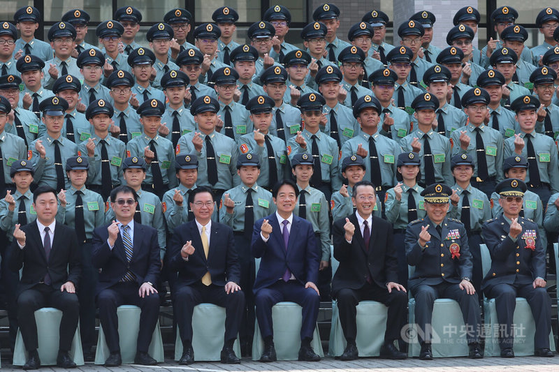 總統賴清德(前排中)12日上午前往陸軍專科學校出席114年三軍士官聯合開學典禮,並依序與三軍各分校新生合影。圖為賴總統與陸軍專科學校學生合影時比出手指愛心。中央社記者趙世勳攝 114年9月12日