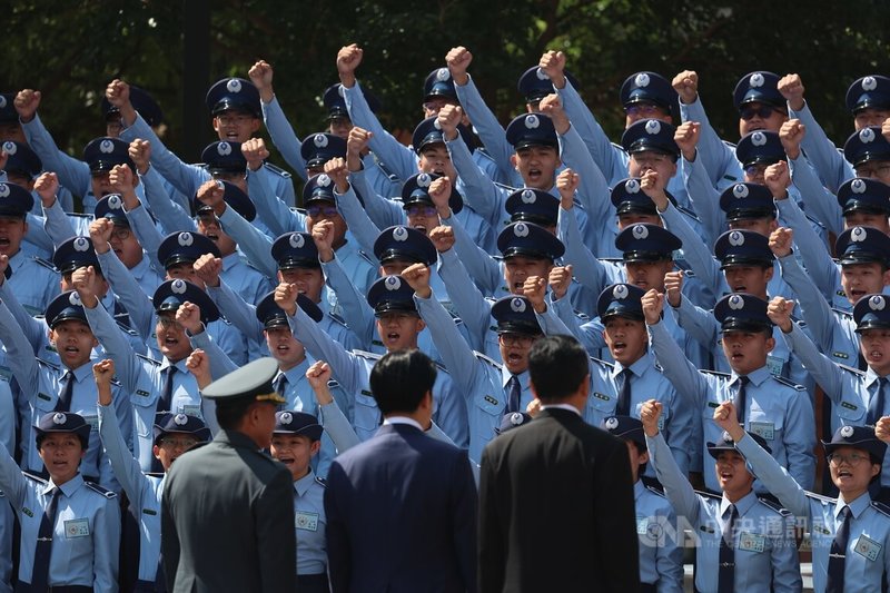 總統賴清德12日上午前往陸軍專科學校出席114年三軍士官聯合開學典禮,並與空軍航空技術學院新生合影,圖為學生熱情喊口號迎接賴總統。中央社記者趙世勳攝 114年9月12日