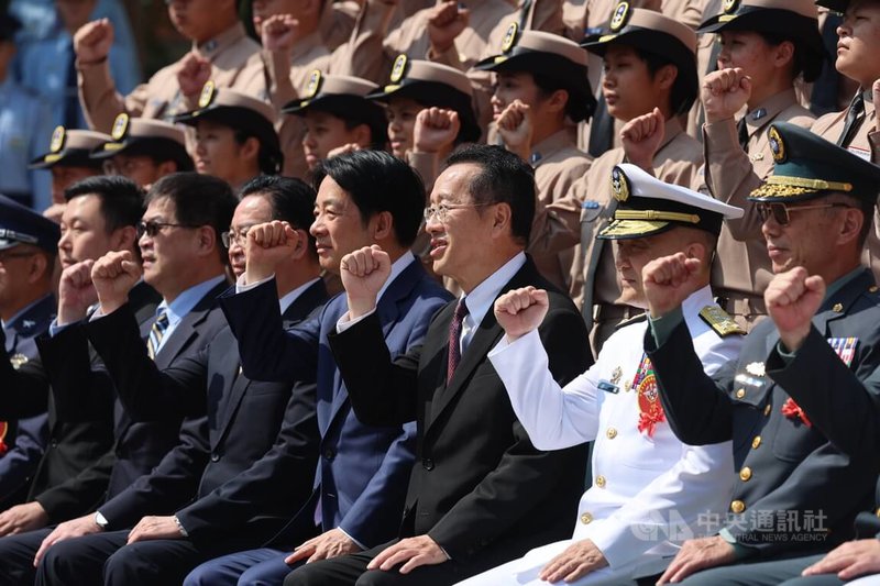 總統賴清德(前排右4)12日上午在國防部長顧立雄(前排右3)等人陪同下,前往陸軍專科學校出席「114年三軍士官聯合開學典禮」,隨後依序與三軍各分校新生合影。圖為賴總統與海軍官校二專班新生一同振臂喊口號。中央社記者趙世勳攝 114年9月12日