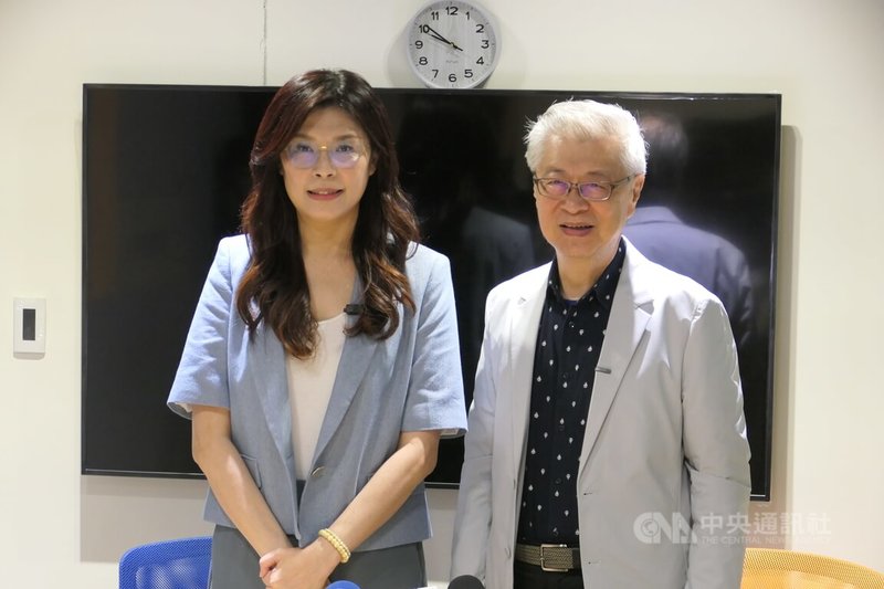 國民黨主席擬參選人鄭麗文（左）12日拜會前行政院長陳冲（右），並表示如果未來擔任黨主席，將邀請陳冲出任「財經發展戰略總指導」。 中央社記者王承中攝　114年9月12日