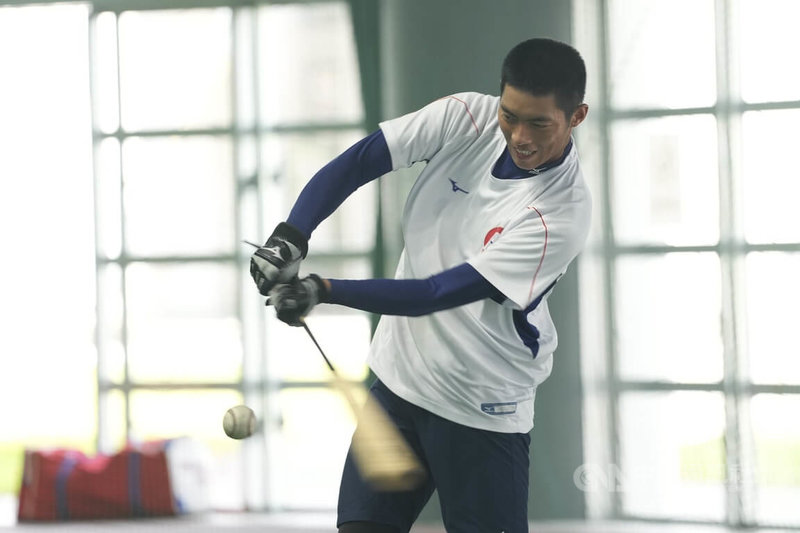 U18世界盃棒球賽台灣隊超級循環賽12日迎戰波多黎各,游擊手許書誠繼續先發、改打9棒;總教練廖宏淵表示,不能因為一場不好就不用,不希望球員產生心魔,仍看好許書誠持續成長有旅外可能。圖為許書誠賽前積極練習揮棒。中央社記者徐肇昌沖繩攝 114年9月12日