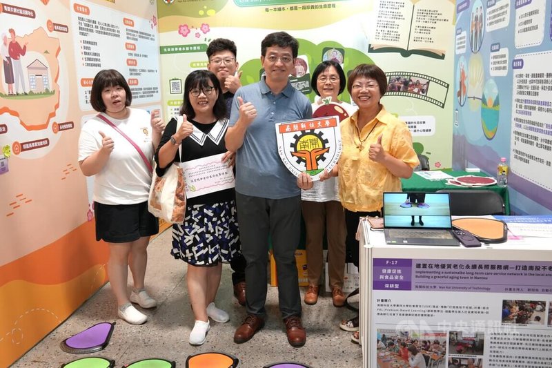 2025大學社會責任實踐博覽會(2025 USR EXPO)12日在台北花博公園登場,南開科技大學推動「生命故事繪本」,讓學生和長者一起回憶過往。另一個團隊則是透過身體、心理和社會功能的強化活動,幫助長輩在老化過程中保持強健體力,走出家門,避免孤獨。中央社記者陳至中台北攝 114年9月12日