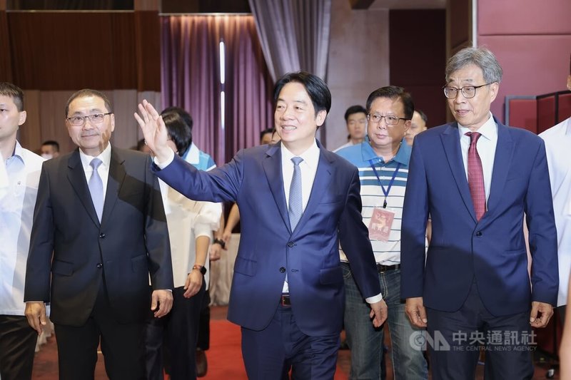 114年全國漁民節頒獎典禮12日下午在淡水福容大飯店舉行,總統賴清德(前中)與新北市長侯友宜(前左)、農業部長陳駿季(前右)一同入場。中央社記者翁睿坤攝 114年9月12日