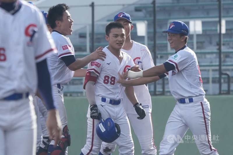 U18世界盃棒球賽台灣隊12日與波多黎各隊交手,台灣延長賽第9局靠著李楷棋(前右2)敲出再見安,終場以1比0搶勝、保住4強生機,賽後隊友衝上前慶祝。中央社記者徐肇昌沖繩攝 114年9月12日