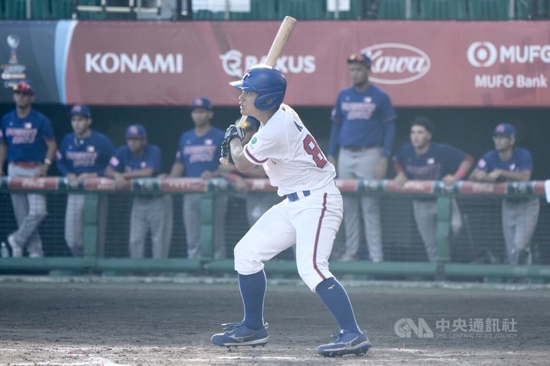 U18世界盃棒球賽台灣隊12日複賽第2戰與波多黎各隊交手,雙方鏖戰至延長賽第9局,台灣打者李楷棋(前)敲出再見安,助隊以1比0氣走波多黎各,搶下關鍵勝利。中央社記者徐肇昌沖繩攝 114年9月12日
