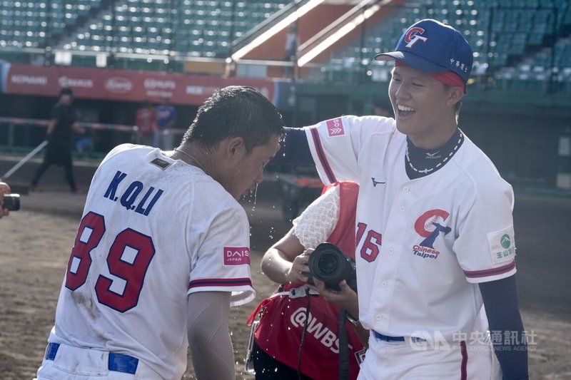 U18世界盃棒球賽台灣隊複賽第2戰靠著李楷棋(左)延長賽第9局敲出再見安打,率隊以1比0搶下關鍵一勝。賽後隊友王奕翔(右)朝李楷棋灑水慶祝。中央社記者徐肇昌沖繩攝 114年9月12日