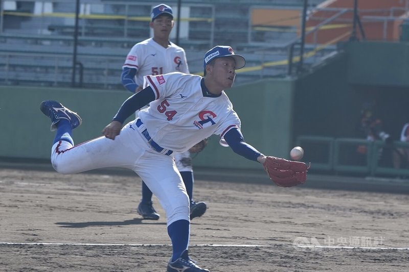 U18世界盃棒球賽台灣隊12日複賽第2戰與波多黎各打到延長賽，8局台灣換上後援投手賴謙凡（前），投2局成功壓制對手未失分。圖為賴謙凡一度飛撲對手點出的內野飛球，不過最後球掉了出來。中央社記者徐肇昌沖繩攝 114年9月12日